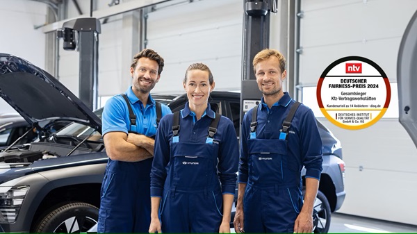 Zu sehen sind zwei Personen in einer Werkstatt