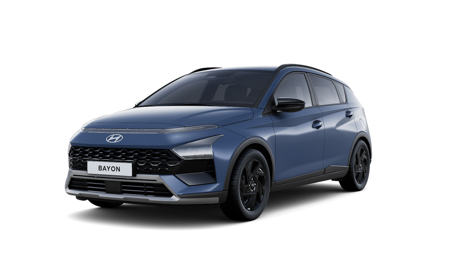 Zu sehen ist ein grüner Hyundai Bayon vor einem weißen Hintergrund